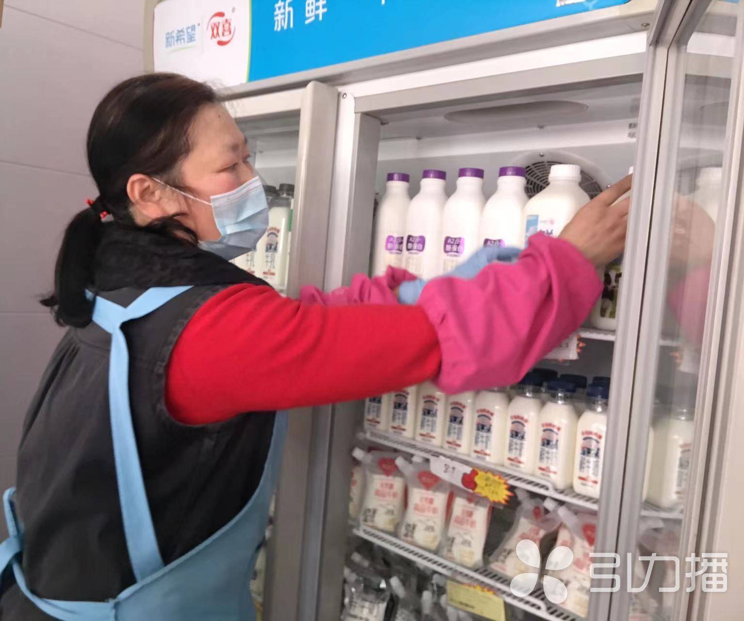 小长假坚守岗位为苏州市民送上新鲜牛奶