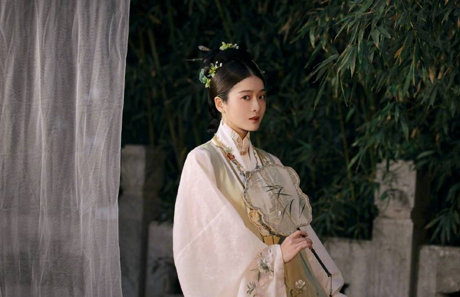 张雪迎国风舞台造型古朴雅致身着汉服温婉大气