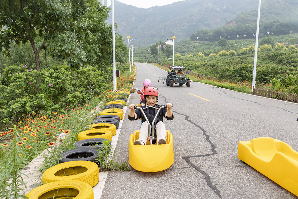小长假抢先来玫瑰情园玩山地滑车蹭热度