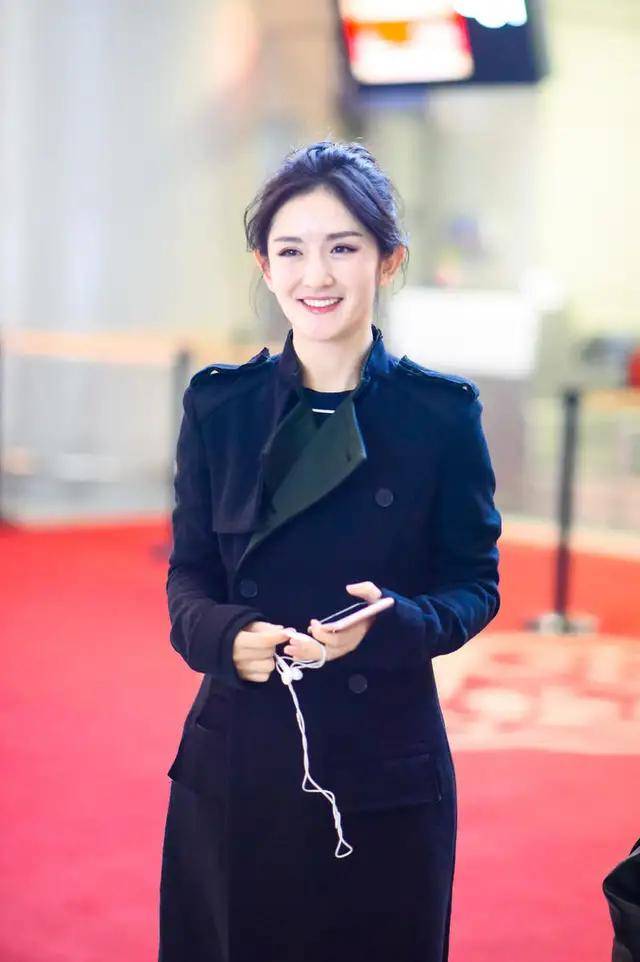 原创谢娜终于时尚一回穿黑色长大衣配靴子高级大气丸子头太减龄