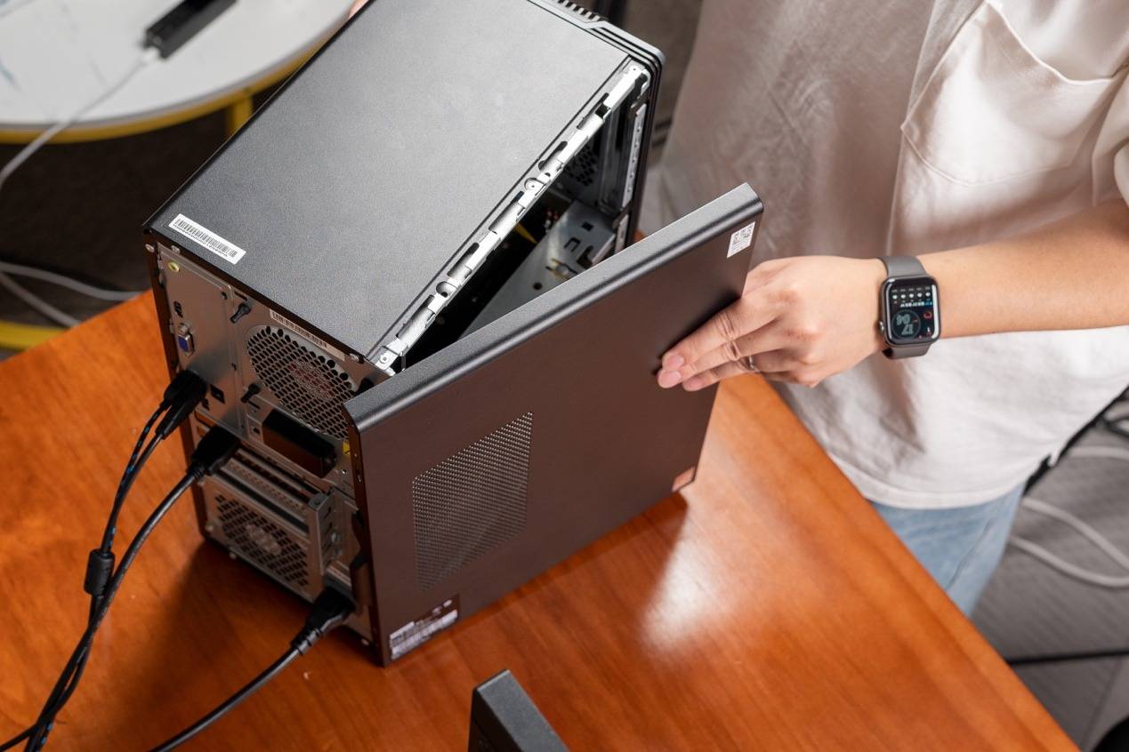 另外,geekpro主机机箱支持快拆,拆下机箱左侧盖板即可