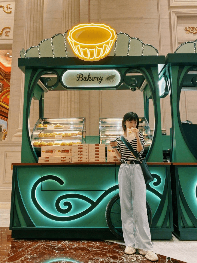 宋伊人气质清新脱俗去旅游简单穿条纹t恤配牛仔阔腿裤好时髦