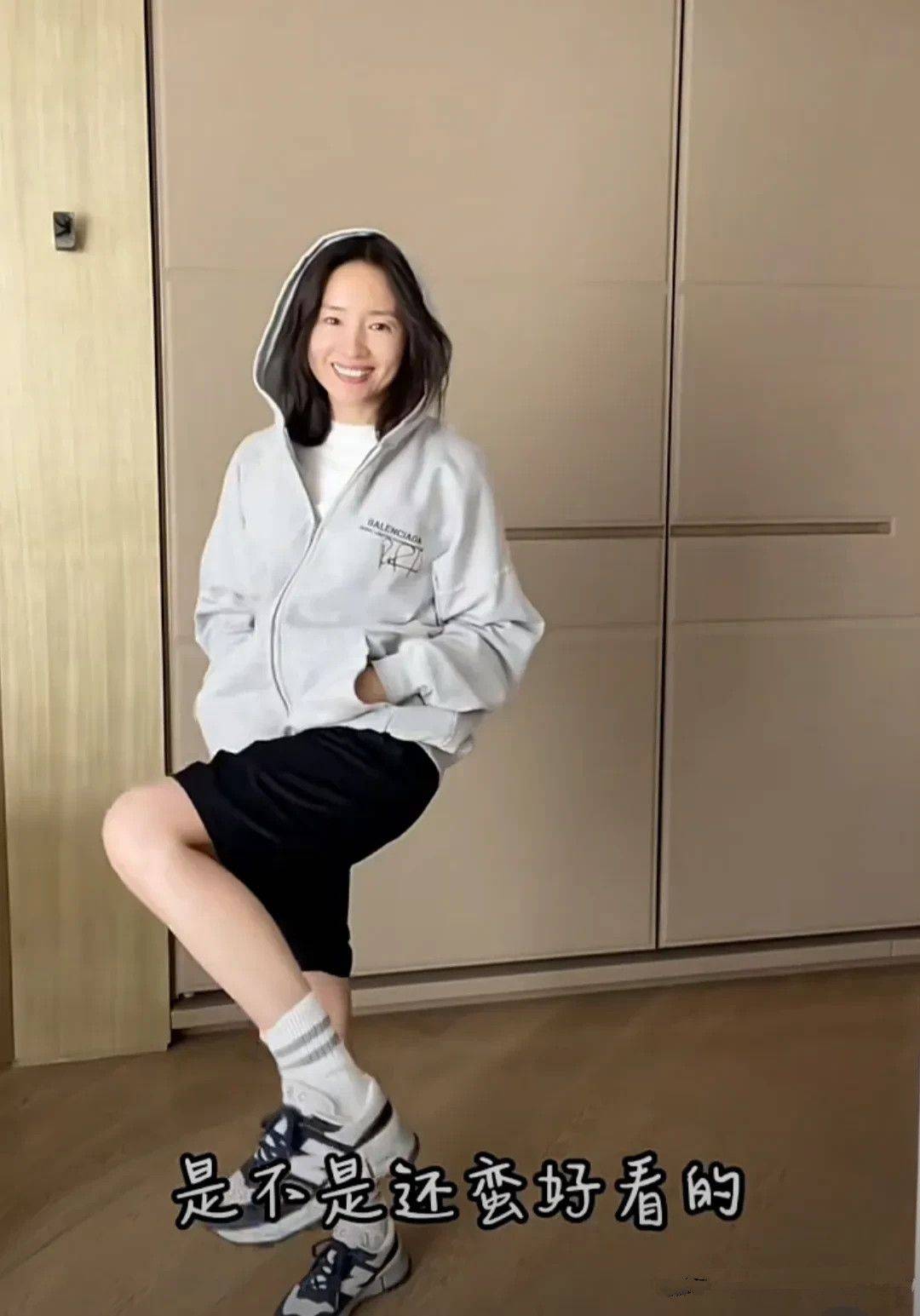 董洁分享穿搭即使纯素颜也这么漂亮就是眼角皱纹多老态真实