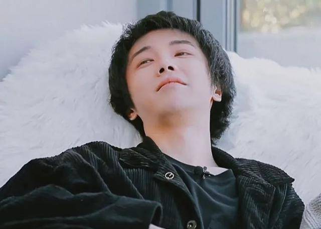 华晨宇撒娇的背后:一杯水看透了他的内心_左立_吉他_时光