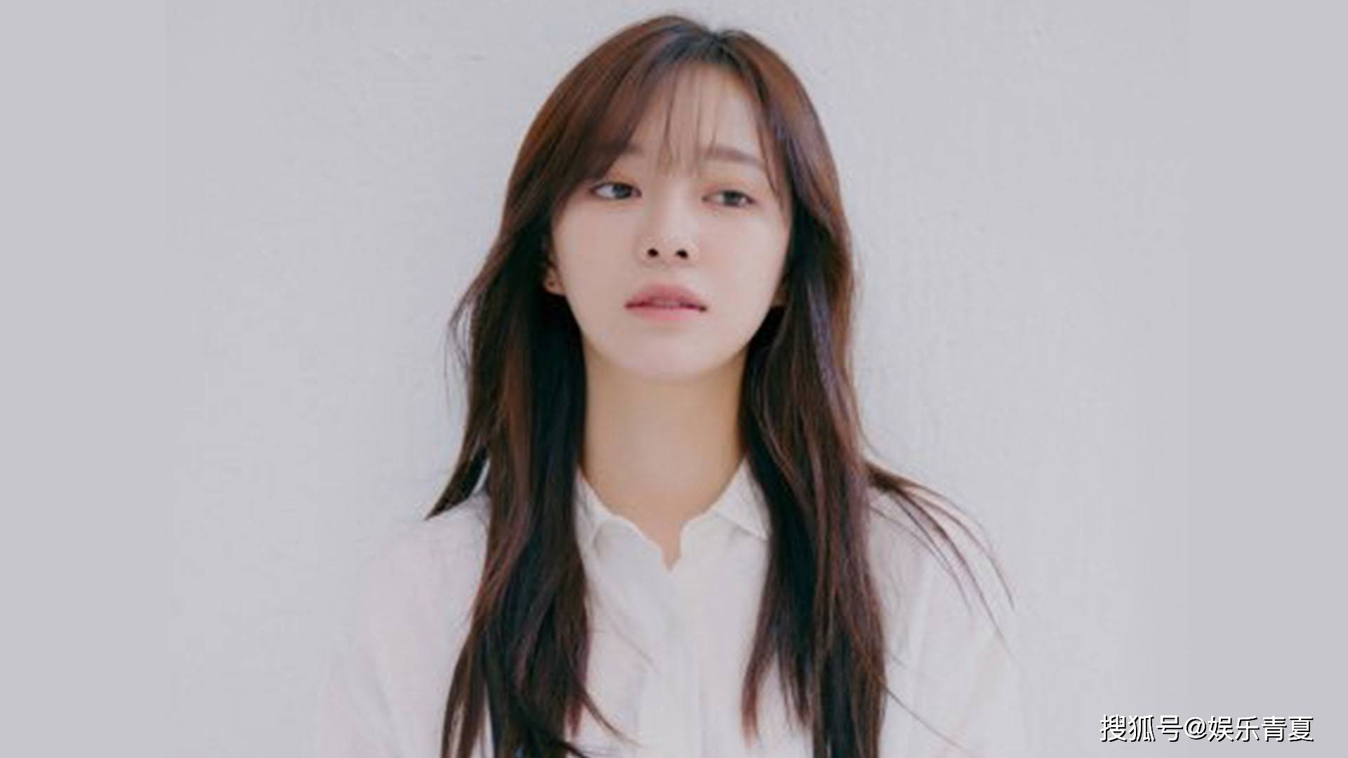 金世正最新采访图,长发 白衬衣造型,温婉优雅的独特