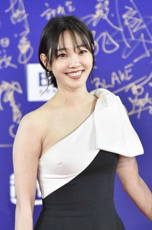 原创白百何身材太有料穿斜肩连体裤凹凸感无敌意外露出拜拜肉