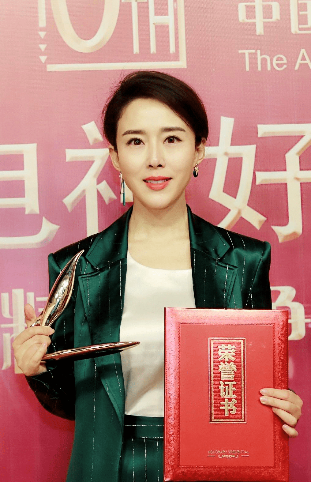 原创颜丹晨终于不低调穿墨绿色西装配阔腿裤大气高级品位实在太好