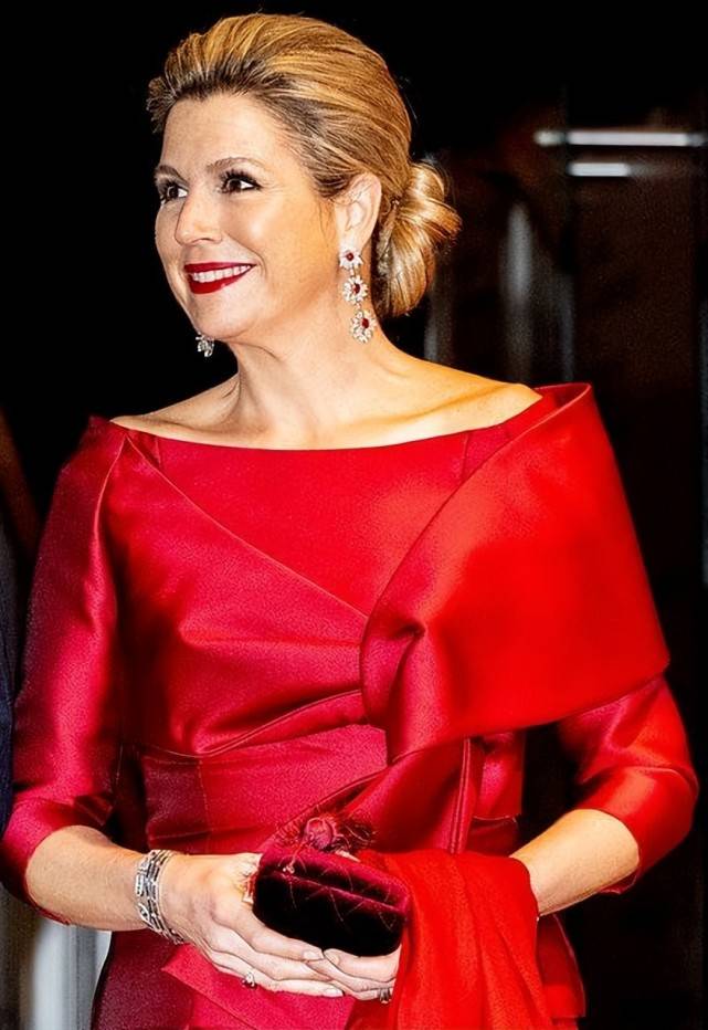 原创印度总统夫妇访问荷兰荷兰王后一身红色好惊艳印度夫人逊色了