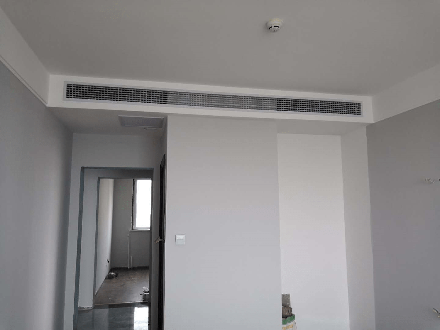 卧室考虑了中央空调,选取吊顶的装修方式把中央空调隐藏起来,既美观又