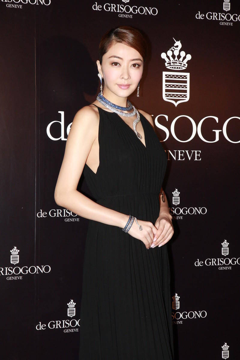 熊黛林真有"阔太脸",穿黑色连衣裙佩戴百万珠宝,超模风范好美_魅力