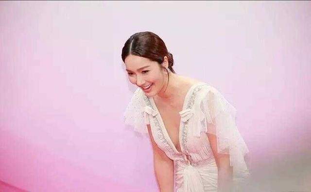 李亚男真豁出去白色连衣裙领口还开到腰这身材比例看服了