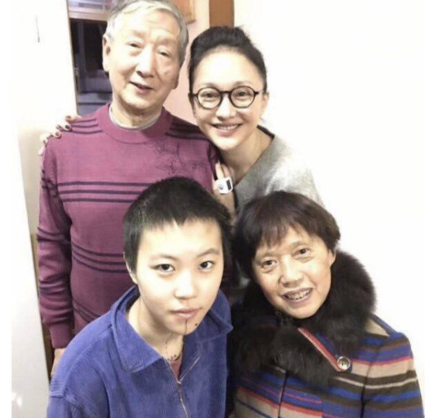 有种"整容"叫周迅离婚,前夫高圣远变化不大,她却像换个人_生活_父母