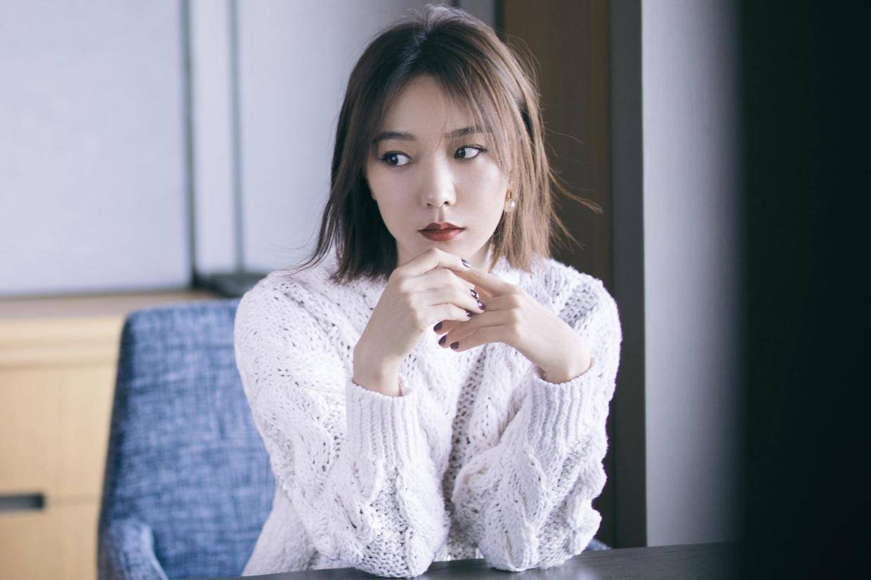 原创36岁王珞丹越来越会穿毛衣配阔腿裤再换个发型高级不止一点点