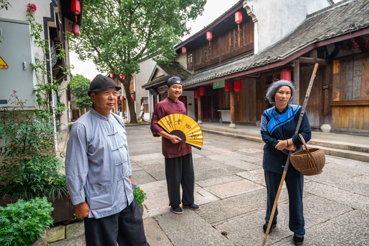 绍兴鲁镇就好像一个小水城小桥流水人家有水乡的温情和浪漫