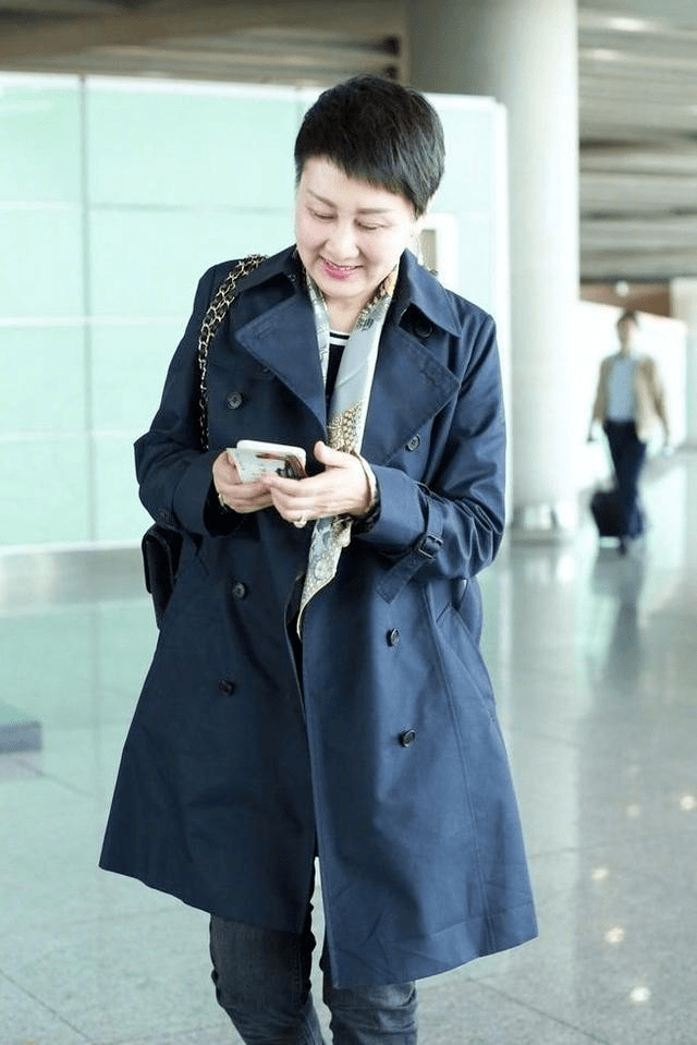 张凯丽剪了超短的清爽发型,配上深蓝色风衣也是十足的利落干练之感,廓