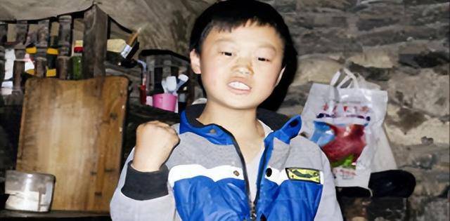 《变形计》:8岁男孩独自生活6年,豆腐是他吃过最好的食物_粱训_梁训