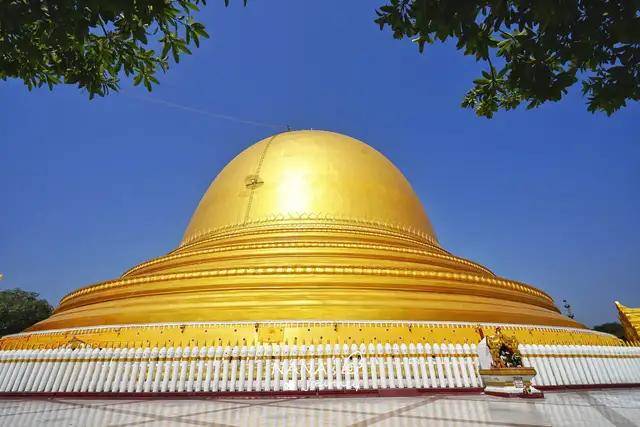 这个缅甸曼德勒的寺庙，形状独特珠光宝气，飞机上一眼能望见