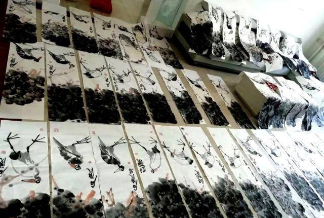 修车大爷趴地上画画,自称超越齐白石,网友:与范曾有一拼_画作_石溪