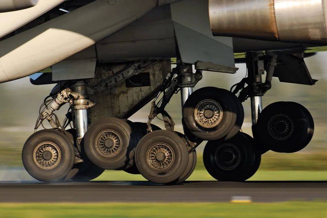 波音757货机成功着陆但却断成两截左边白烟滚滚事故原因分析