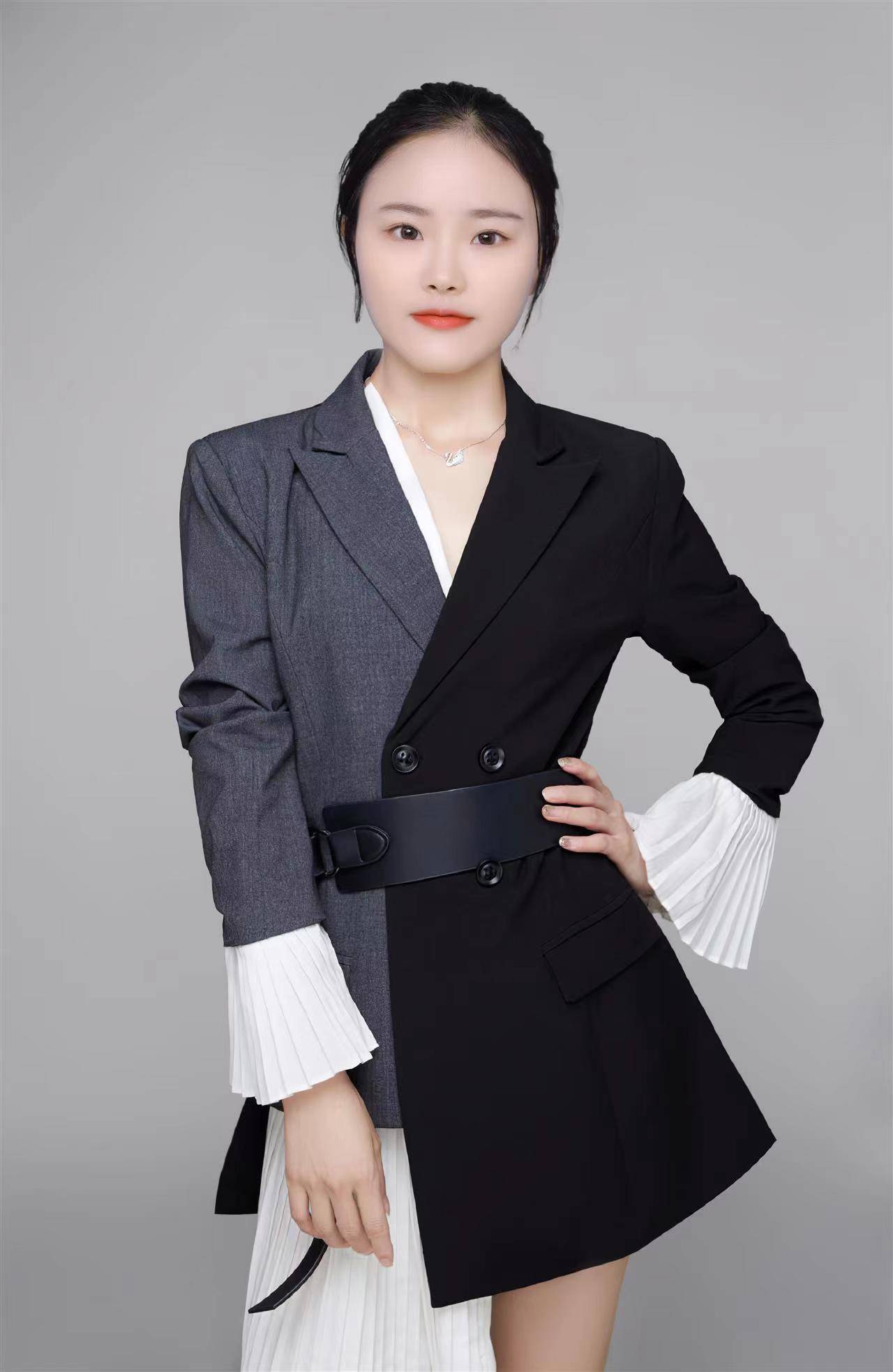 " 刘爽刘老师性格开朗,待人热情,非常热爱教师这个职业.