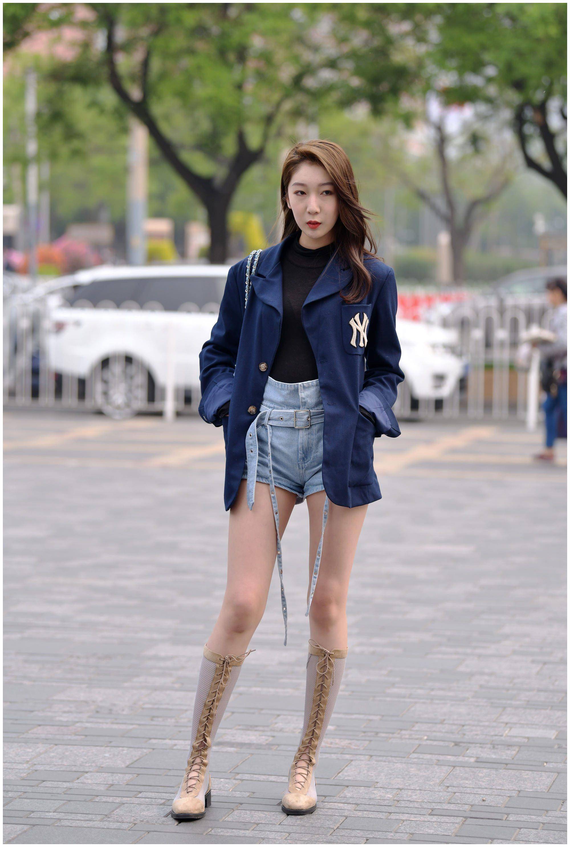 夏初时节,时尚美女的短裤搭配都那么有特点,个性又时尚