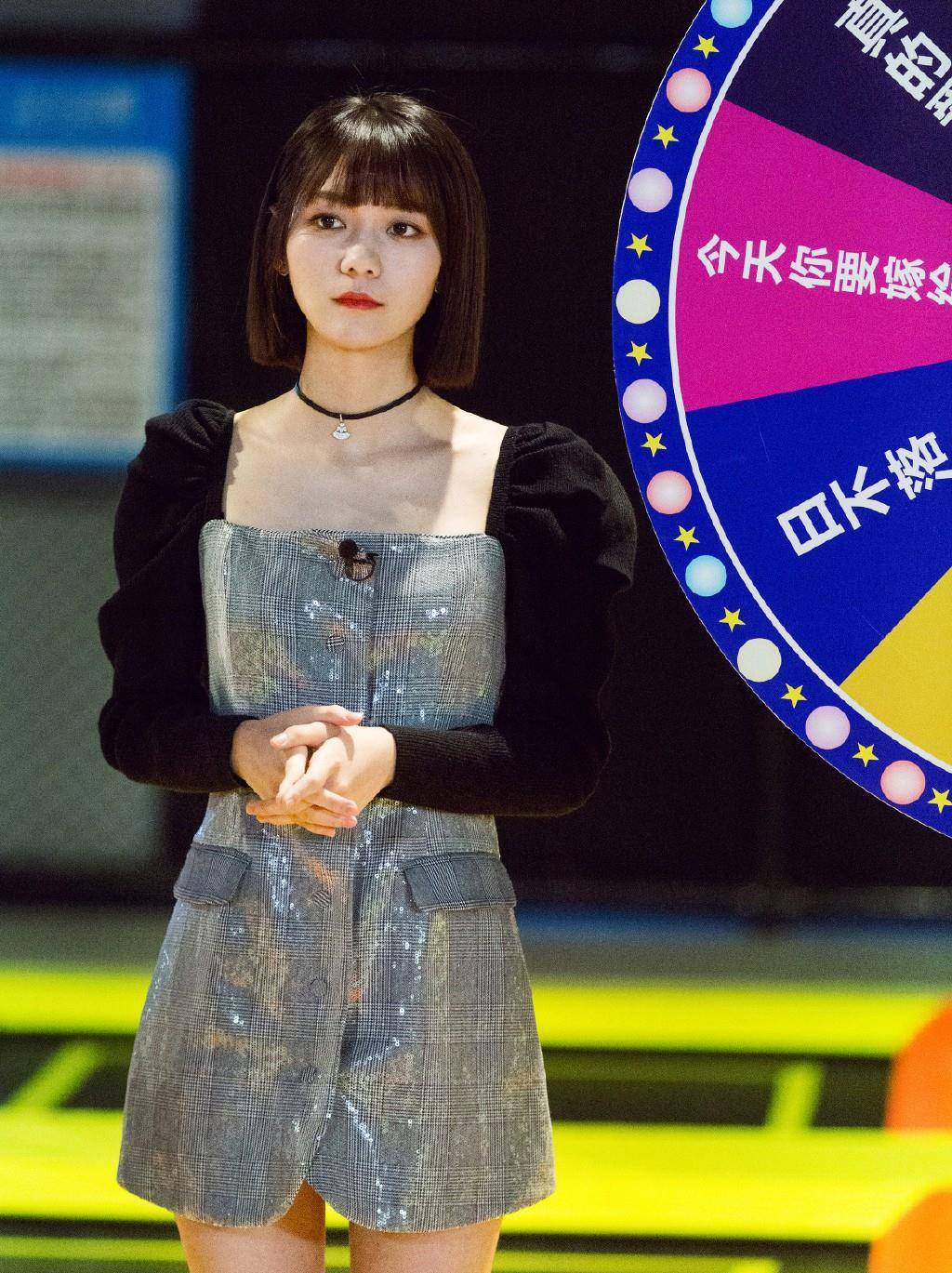 原创18岁参加创造101出道今穿皮衣高腰裤配短靴帅气吸睛