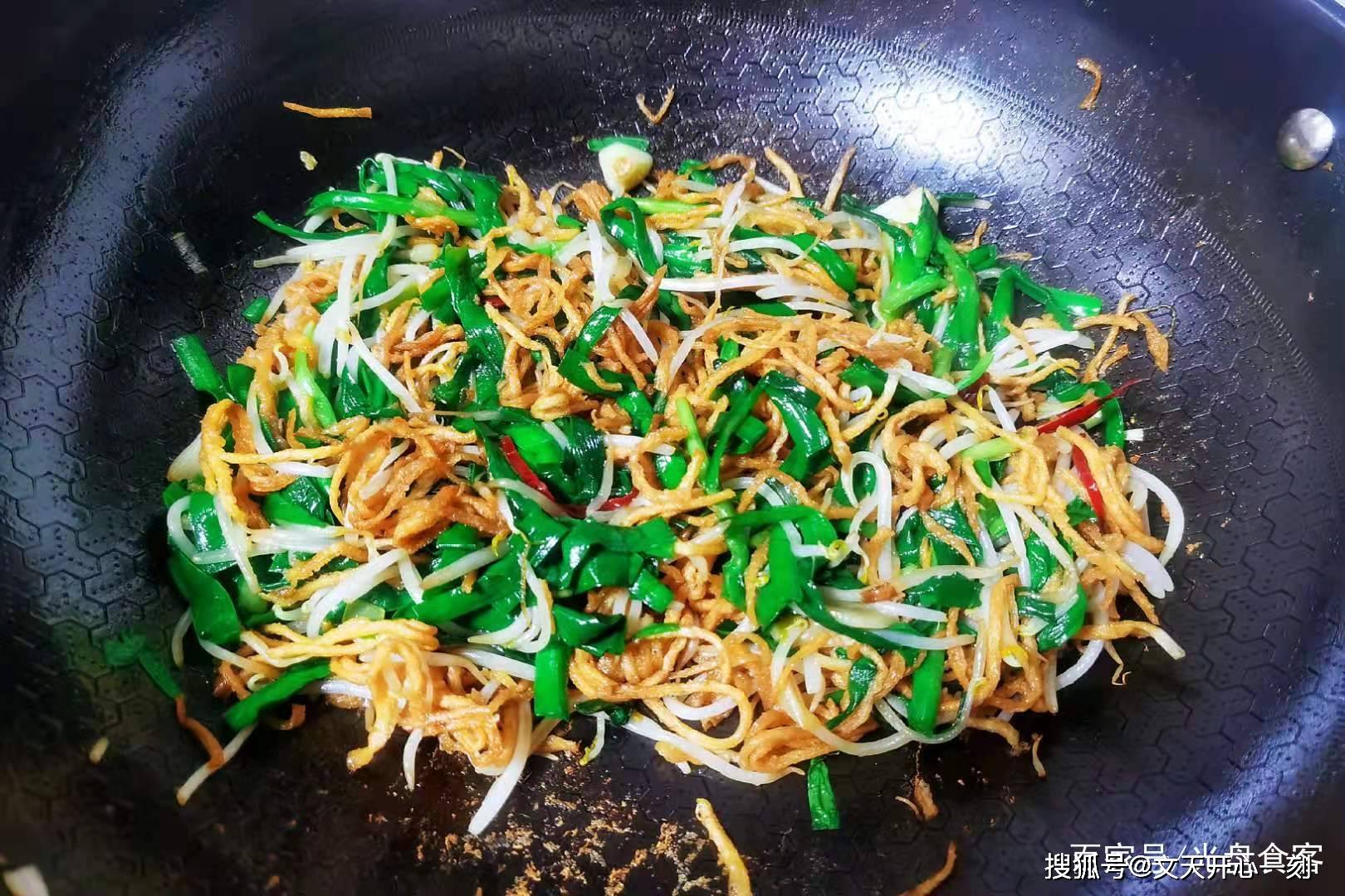 光盘贴士:小编所说的馓子,其实是大家都吃过的那种,就是街上卖的色泽