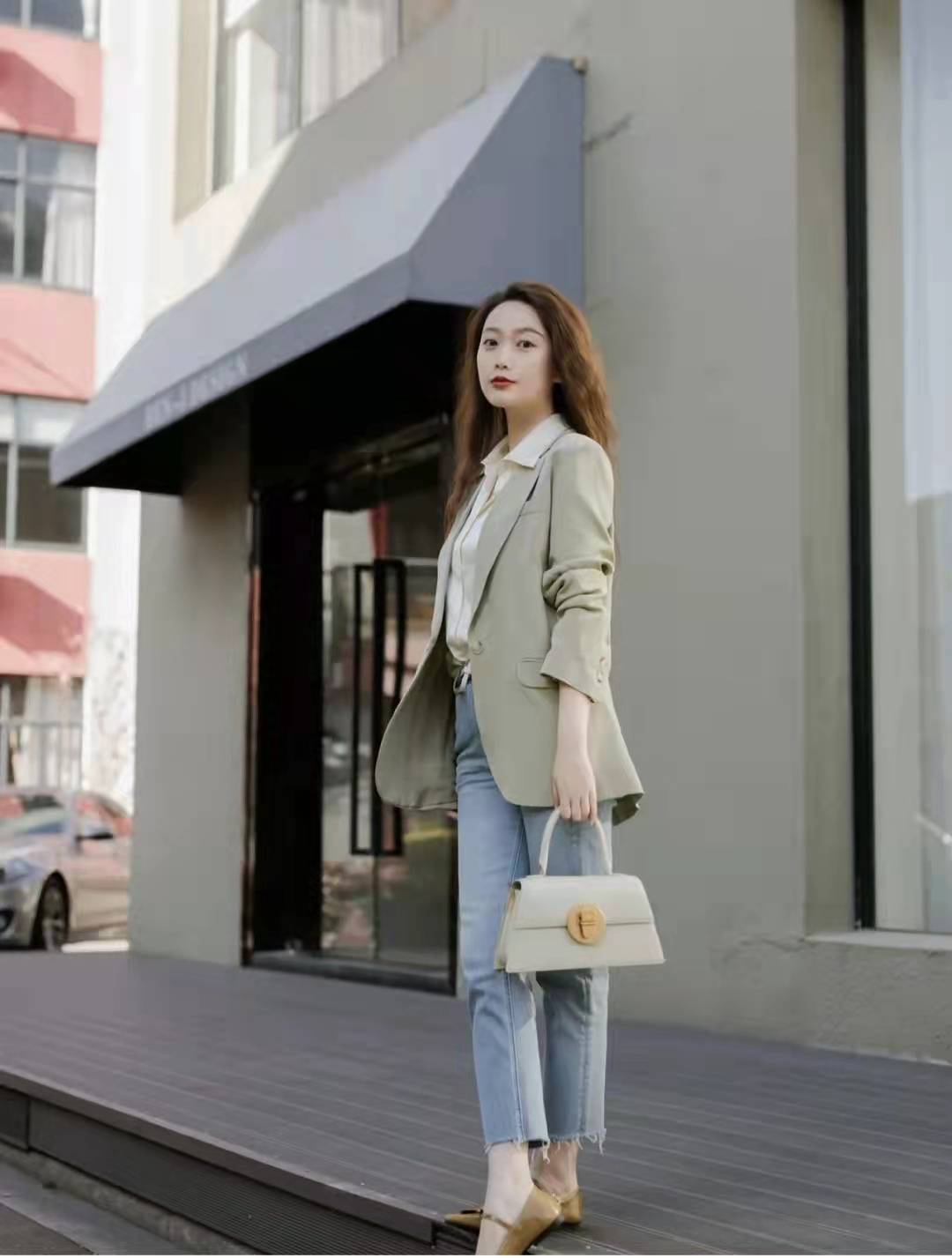 美中不足就是真丝外套容易皱,裤子是浅色薄款牛仔,很软糯,脚上的小绿