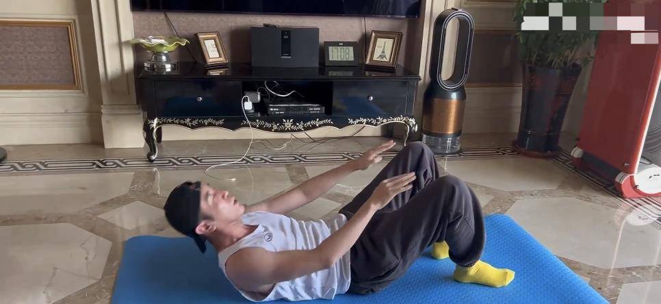 50岁于和伟居家健身,动作娴熟一身腱子肉显眼,客厅摆设接地气_运动