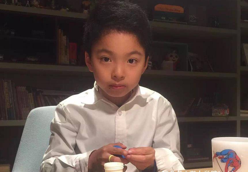 原创王中磊14岁儿子近照曝光坐豪车睡觉五官帅气举手投足显贵族气质