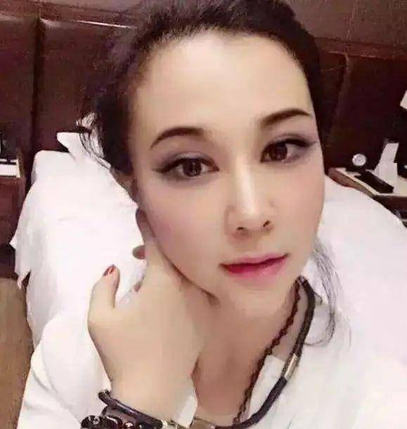 原创侯耀华女徒弟近照对镜头风情万种与之前像换了一张脸