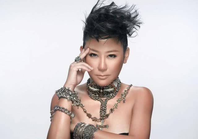 台湾地区最有钱的女明星之一 汪东城是她的干儿子 54岁仍未婚 蓝心湄 方面 时尚 台湾地区最有钱的女明星之一 汪东城是她的干儿子 54岁仍未婚 蓝心湄 方面 时尚