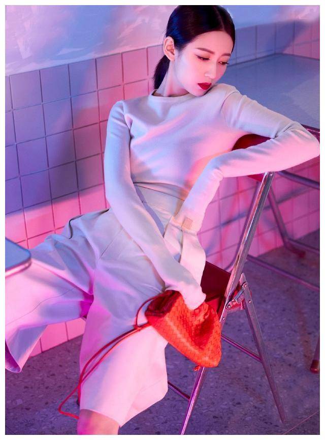 她是唐嫣旗下小花,紧身衣配半截裤干练冷酷,网友:腿短千万别学_陈钰