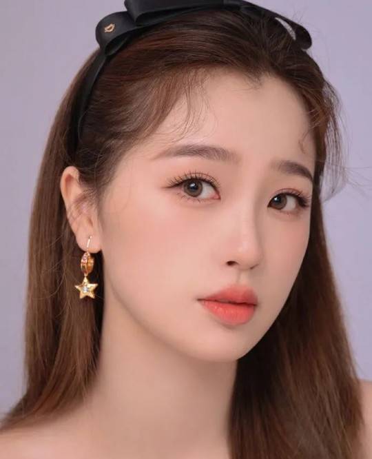 原创虞书欣身穿抹胸粉裙大秀白皙美腿雪肤玉貌太性感撩人