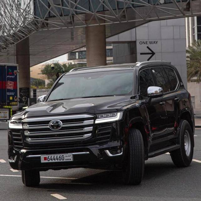 原创实车还是很帅气比老款更加出色全新丰田兰德酷路泽海外街拍