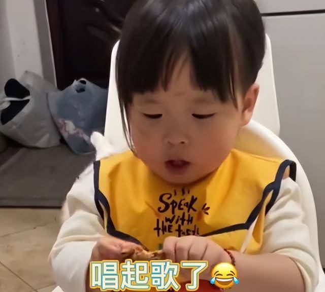 上海2岁小朋友得新冠转阴后回家，见到妈妈说的一句话网友破防