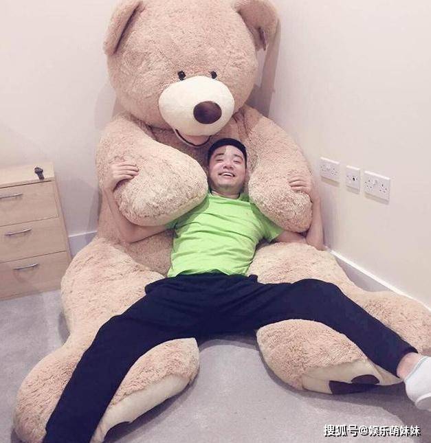 看看丁俊晖的豪宅盘子挂满一面墙客厅的布偶熊真的太醒目了