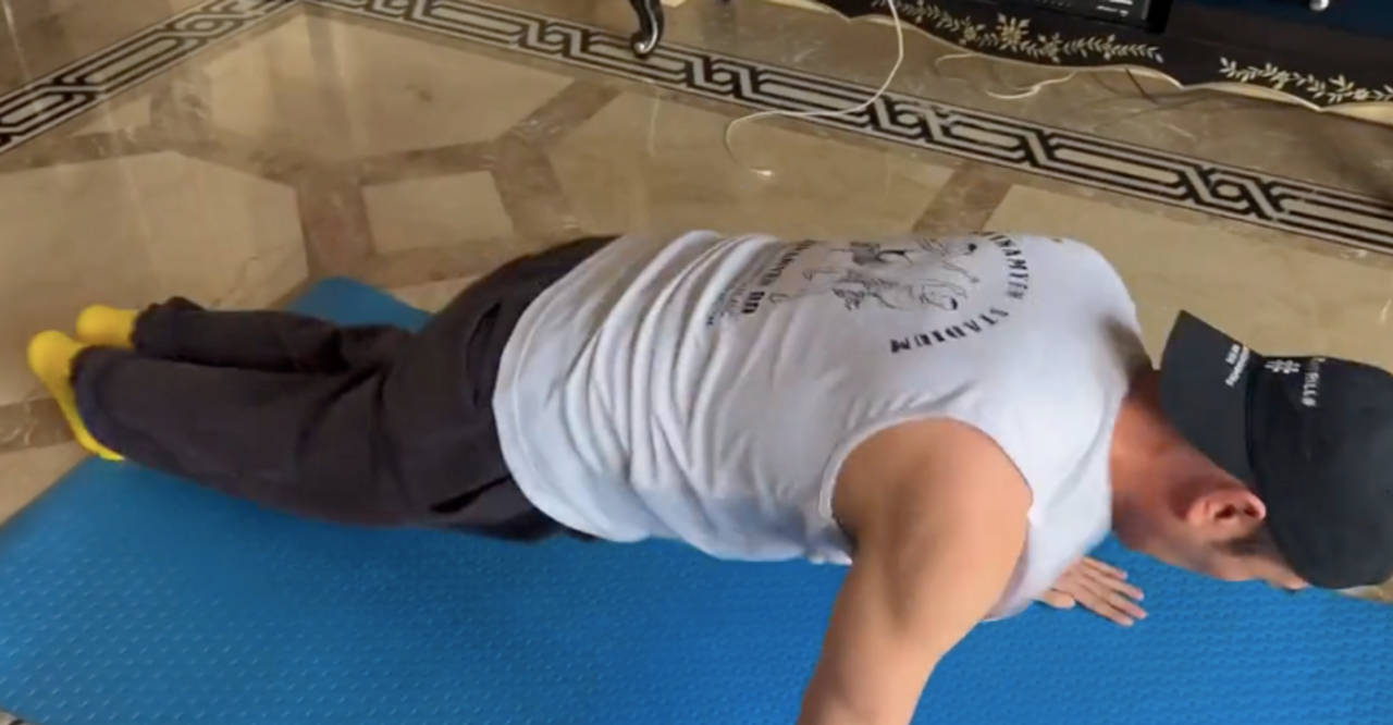 50岁于和伟豪宅内健身!