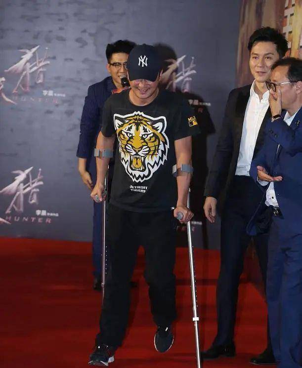 原创国民硬汉吴京近照发福明显胡子拉渣不修边幅走路一瘸一拐做按摩