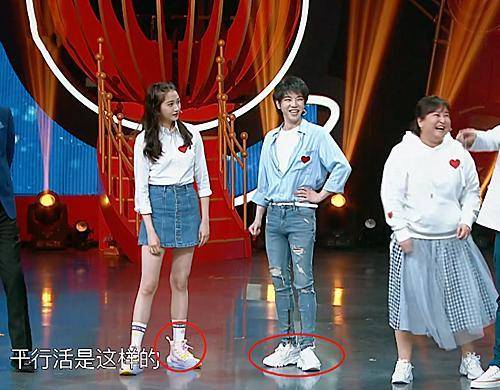 关晓彤与华晨宇同台,看到俩人的"增高鞋",网友:商量过吧!