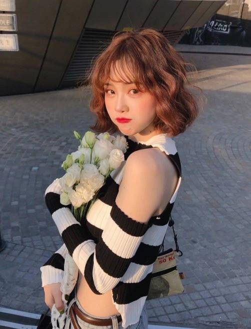 "羊毛卷"已经失宠,2022流行"梅花卷",时尚减龄还显脸小_发型_卷发