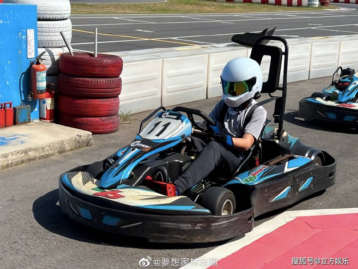 原创林志颖带儿子们开赛车三娃如复制粘贴12岁kimi已认不出