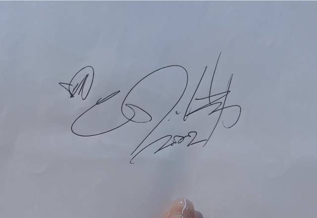 陈冠希一家三口在日本出游,被网友偶遇,贴心给粉丝签名合影_alaia