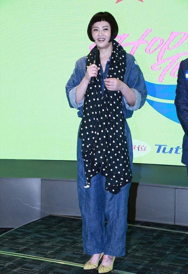 原创萧淑慎剪波波头认不出穿牛仔连体裤配高跟鞋围巾太臃肿