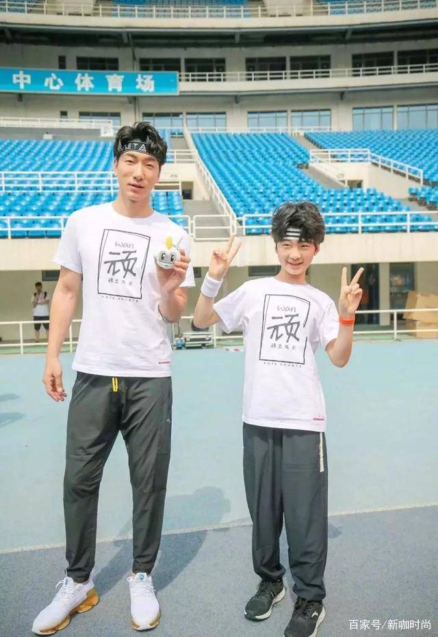 张亮13岁儿子天天初长成,这表现力,太有气场!_一身_带着_圆领衫