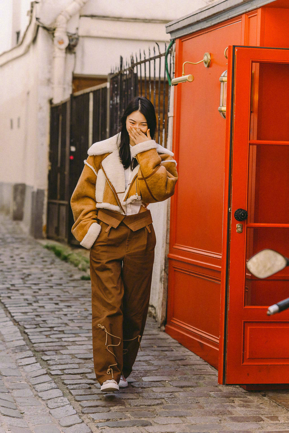 原创超模贺聪最新街拍照曝光焦糖色套装街头感十足居然内搭连体衣