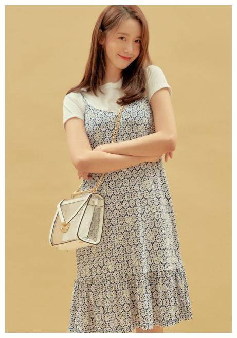 少女时代林允儿时尚大片爆出,甜美可人,一双大长腿更吸睛_穿着_裙子