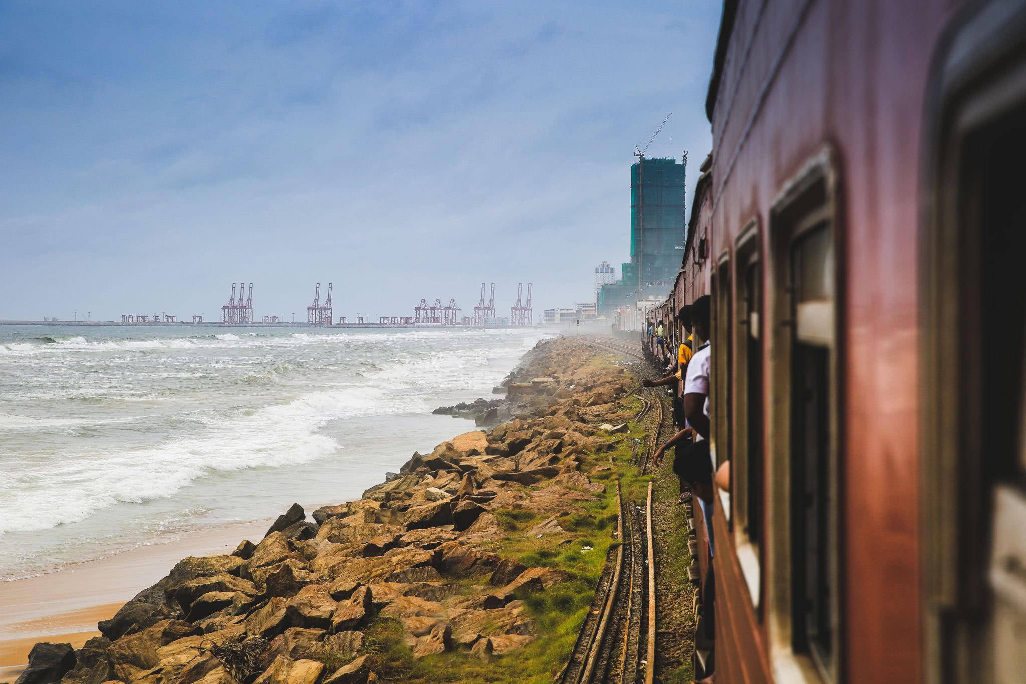 世界最别样的铁路，火车从海水中穿行，跑慢了就会被淹没