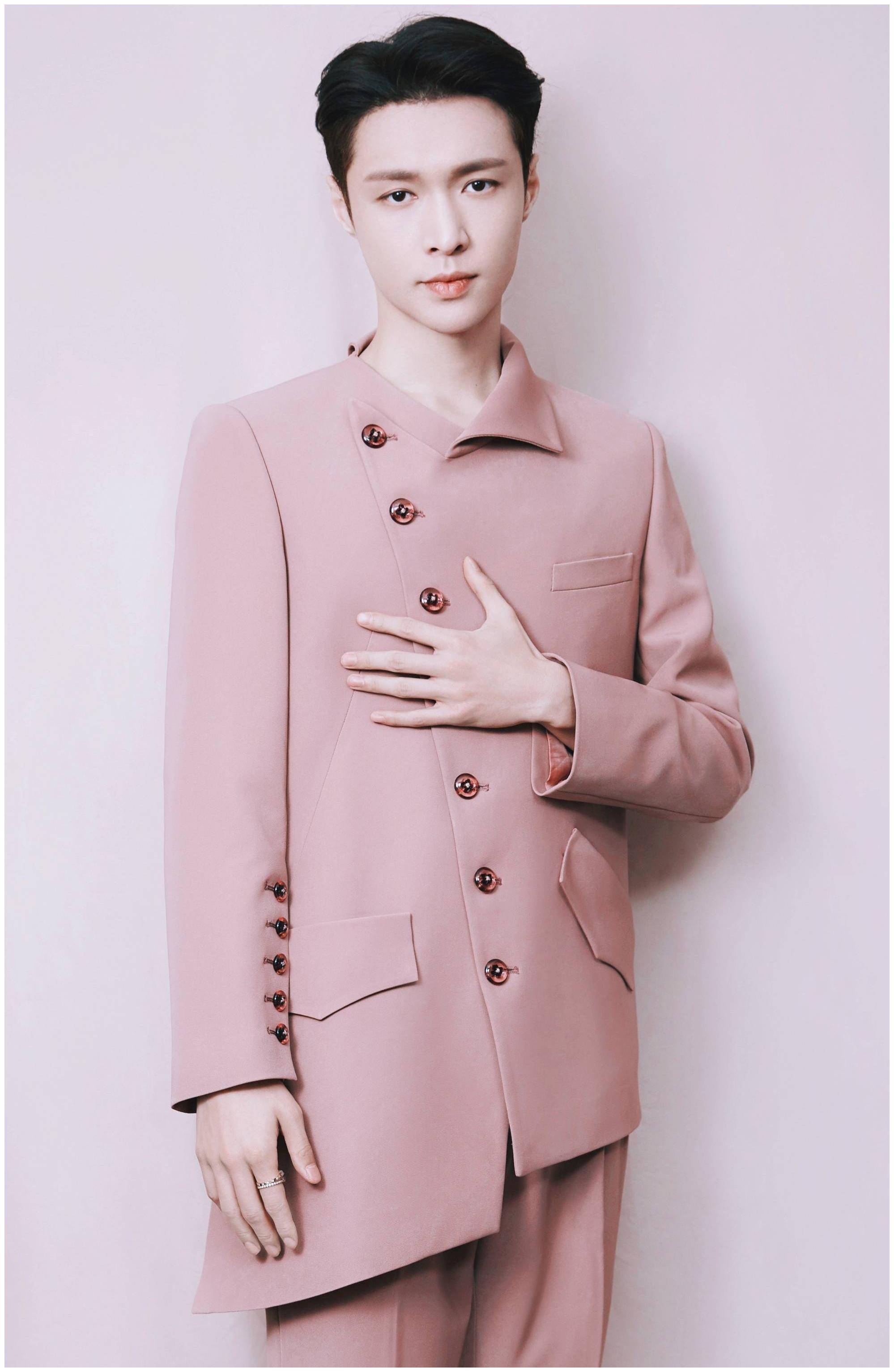 张艺兴潮流装扮时尚有型,穿上粉色西装套装,不娘反而超帅气魅力_白色