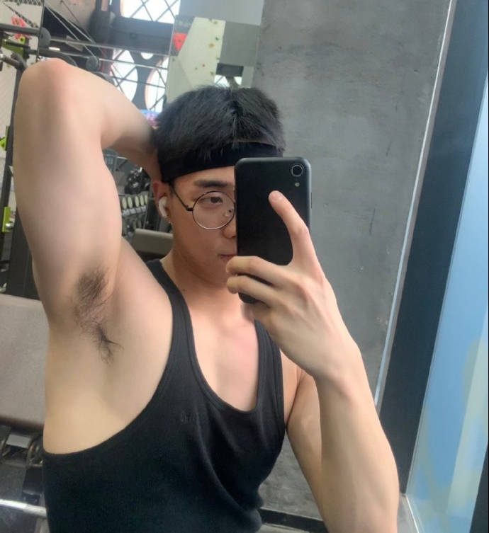 原创一个爱健身的水瓶座大男孩挥汗如雨塑造满身肌肉可爱又迷人